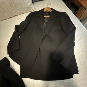 Black Kasper women’s 3 piece suit. Size 14.